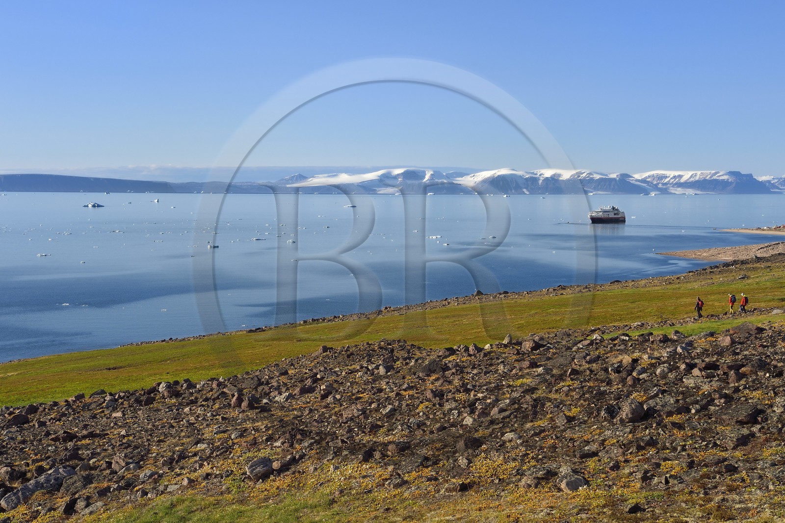 Groenland, cote Nord-Ouest, Murchison sound au nord de la baie de Baffin, randonneurs dans le fjord Robertson à Siorapaluk qui est le village le plus septentrional du Groenland, le bateau de croisière MS Fram de la compagnie Hurtigruten au mouillage en arrière plan