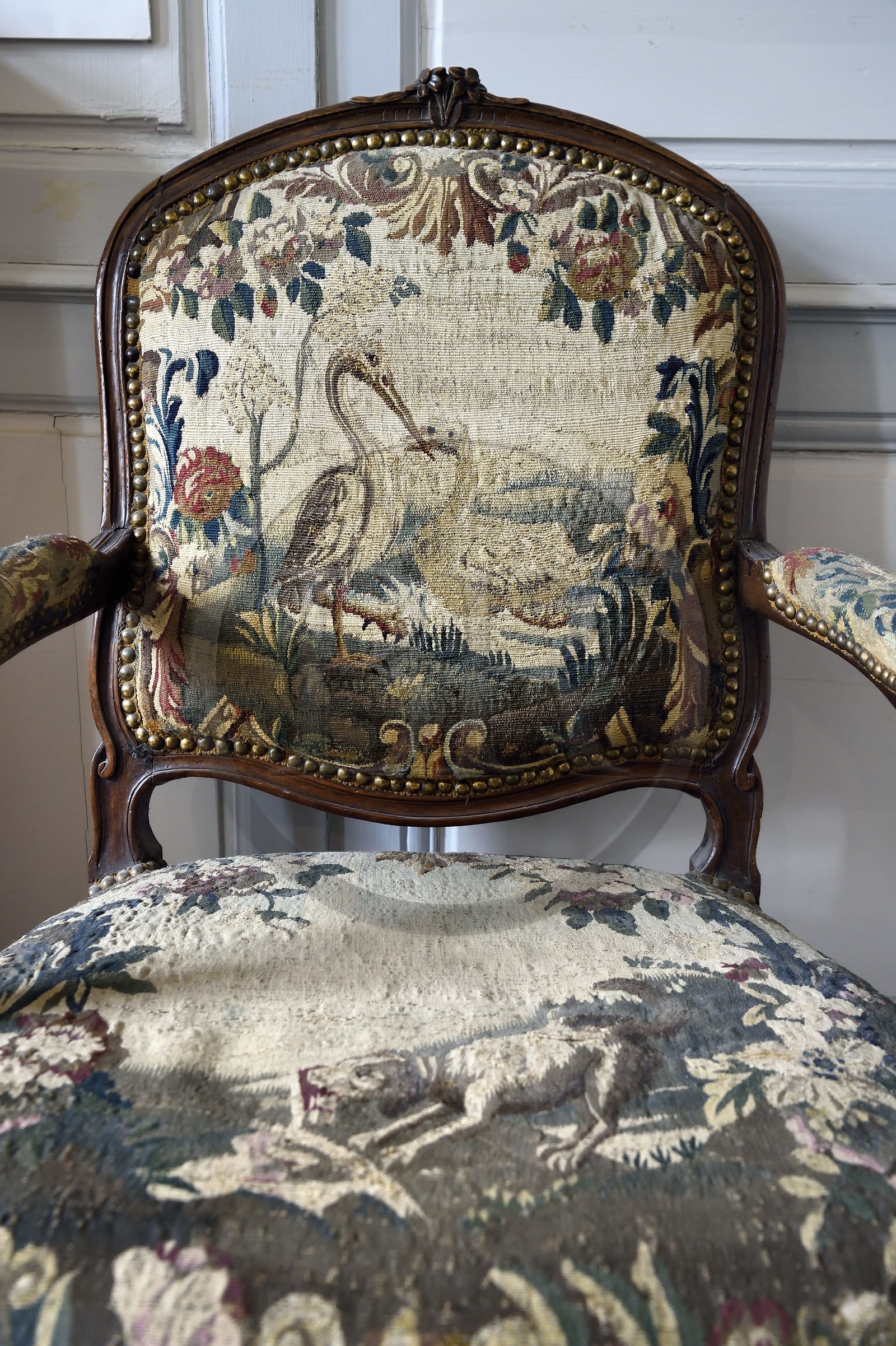 France, Aisne (02), Château-Thierry, Musée Jean de La Fontaine - Ville de Chateau-Thierry dans la maison natale du poète, le petit salon, fauteuil Louis XV recouverts d'une tapisserie d'Aubusson représentant une Fable