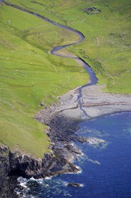 Royaume-Uni, Ecosse, Highland, Hébrides intérieures, Ile de Skye, moutons en bordure de mer de la côte Nord-Ouest au sud de Ramasaig (vue aérienne)