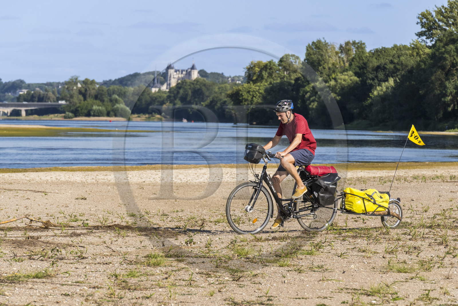 France, Maine-et-Loire (49), vallée de la Loire classée au Patrimoine Mondial par l'UNESCO, Saumur vers Saint-Hilaire, bancs de sable formant des îles sur la Loire et le chateau de Saumur en arrière plan, randonnée à bicyclette sur les berges de la Loire, vélo avec une remorque transportant le matériel de camping