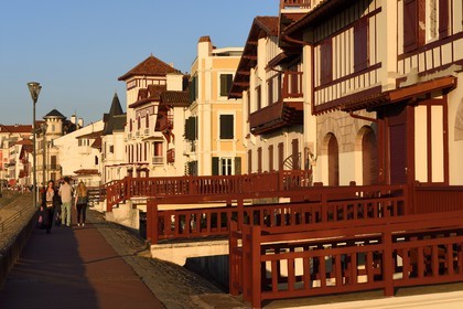 France, Pyrénées-Atlantiques (64), Pays-Basque, Saint-Jean-de-Luz, les villas du front de mer