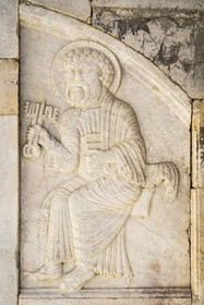 France, Hérault (34), Villeneuve-lès-Maguelone (Palavas-Les-Flots), cathédrale Saint-Pierre-et-Saint-Paul de Maguelone des XIIème et XIIIème siècles, le portail de la façade occidentale, le piédroit à droite abrite un bas-relief de marbre blanc représentant Saint Pierre