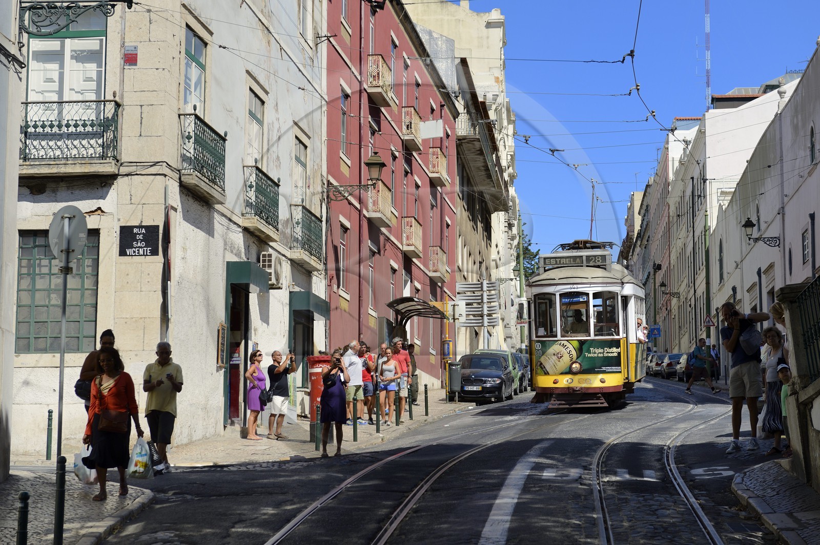 Portugal, Lisbonne, quartier de l'Alfama, tramway (electricos) dans la rue Voz do Operario
