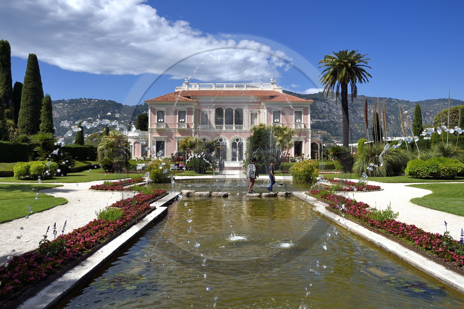 France, Alpes Maritimes (06), Saint-Jean-Cap-Ferrat, villa et jardins Ephrussi de Rothschild, jardin à la française et grand bassin avec jeux d'eau