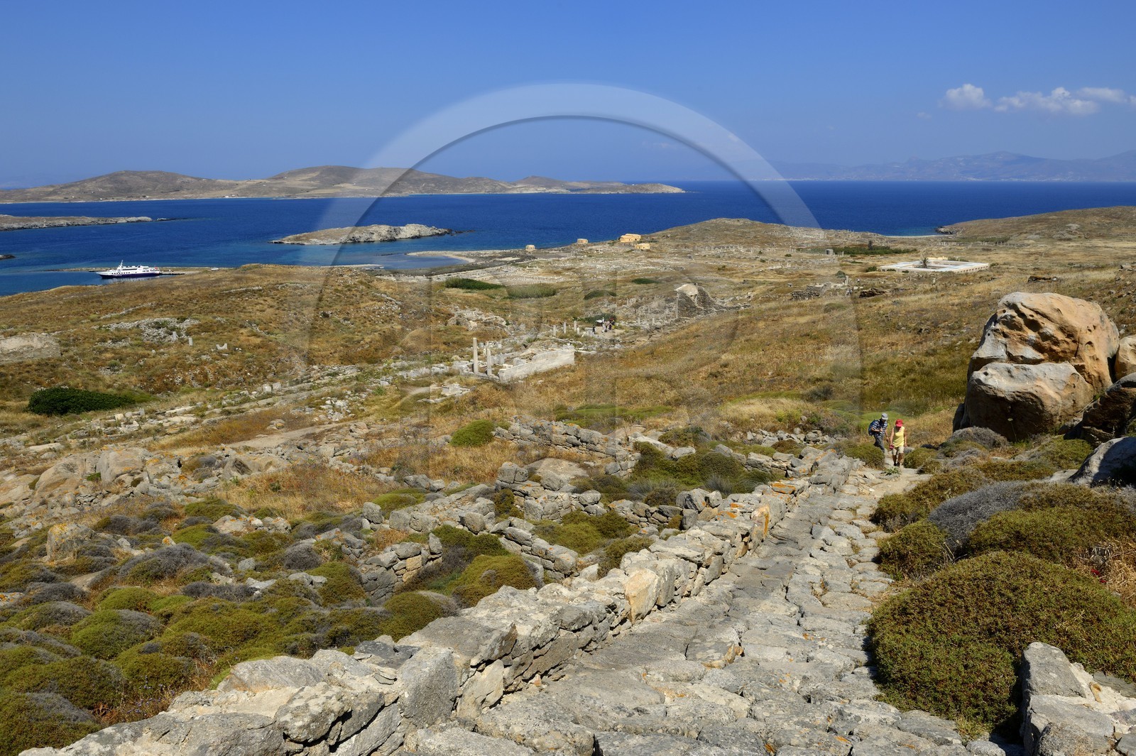 Grèce, île de Delos, classée Patrimoine Mondial de l'UNESCO, site archéologique de Délos, sanctuaire d'Apollon, la plus grande cité antique de la mer Egée, escalier montant au Mont Cynthe