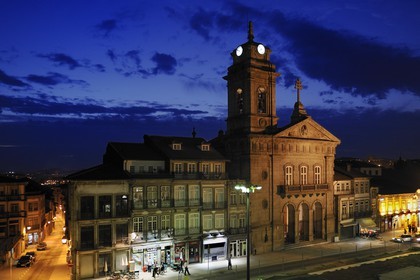 Portugal, région du Minho, Guimaraes, ville classée Patrimoine Mondial de l' UNESCO, Igreja de Sao Pedro ( Eglise Saint Pierre) sur la place Largo do Toural