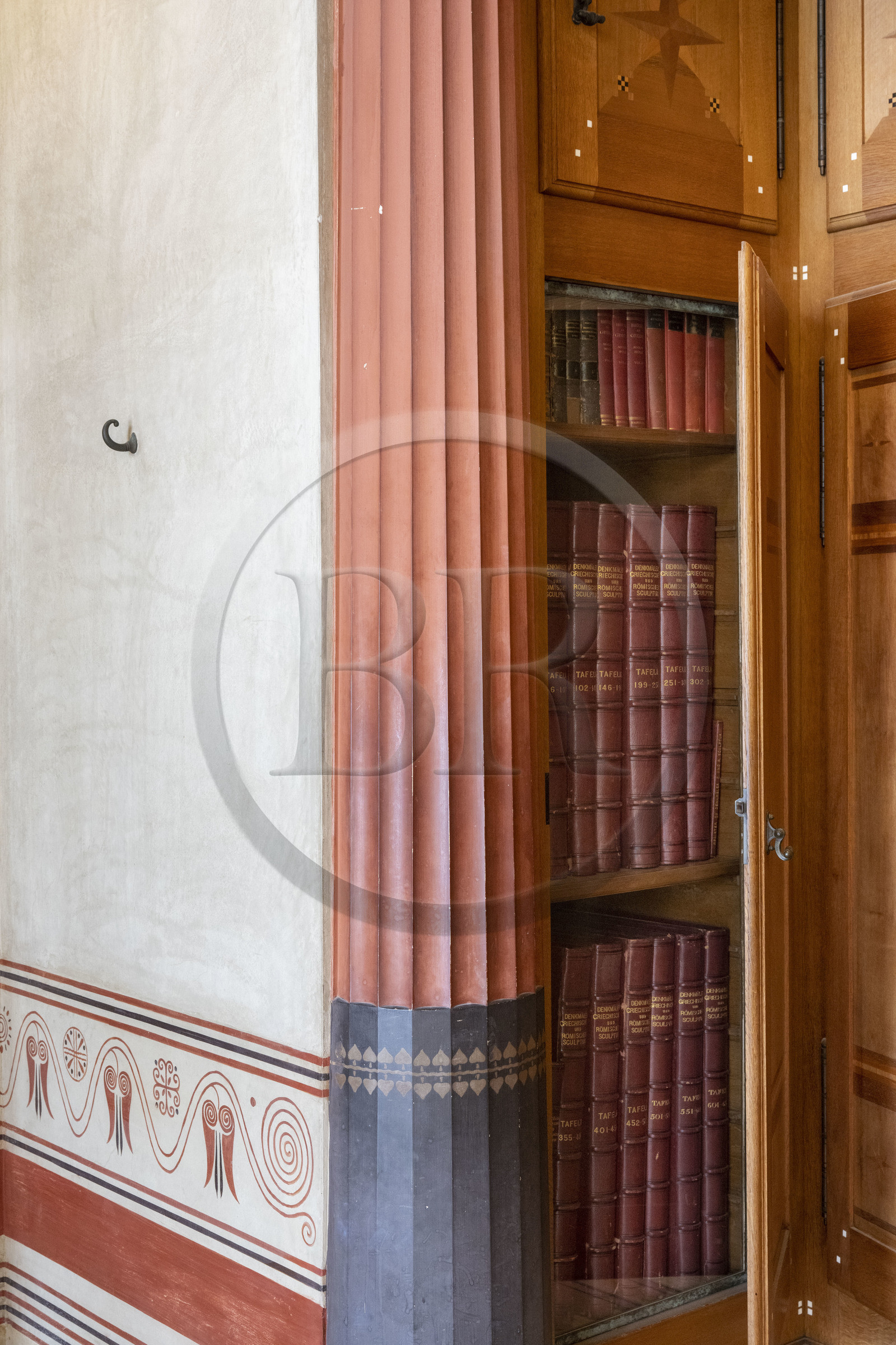 France, Alpes-Maritimes (06),  France, Alpes Maritimes (06), Beaulieu sur Mer, villa Kerylos de style neo-grec construite en 1908 par architecte Emmanuel Pontremoli, la bibliothèque, les livres sont cachés par des portes car anachroniques