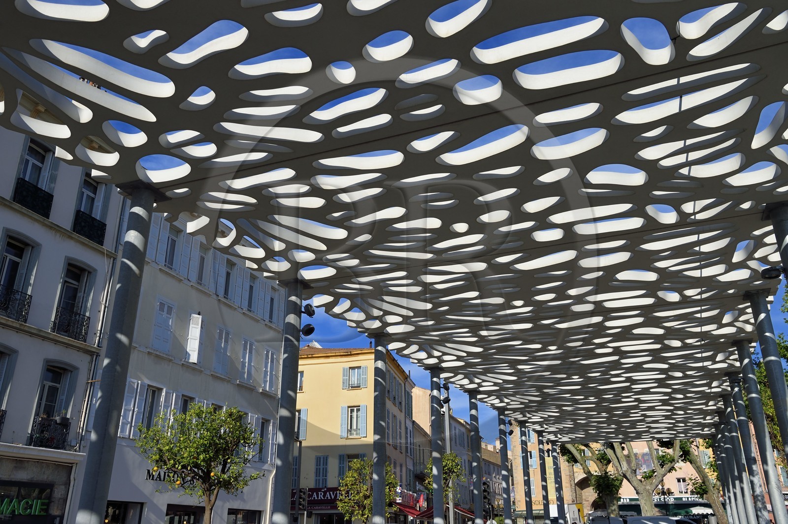 France, Var (83), Hyères, requalification de la place Clemenceau par l'architecte Rudy Ricciotti avec notamment des ombrières