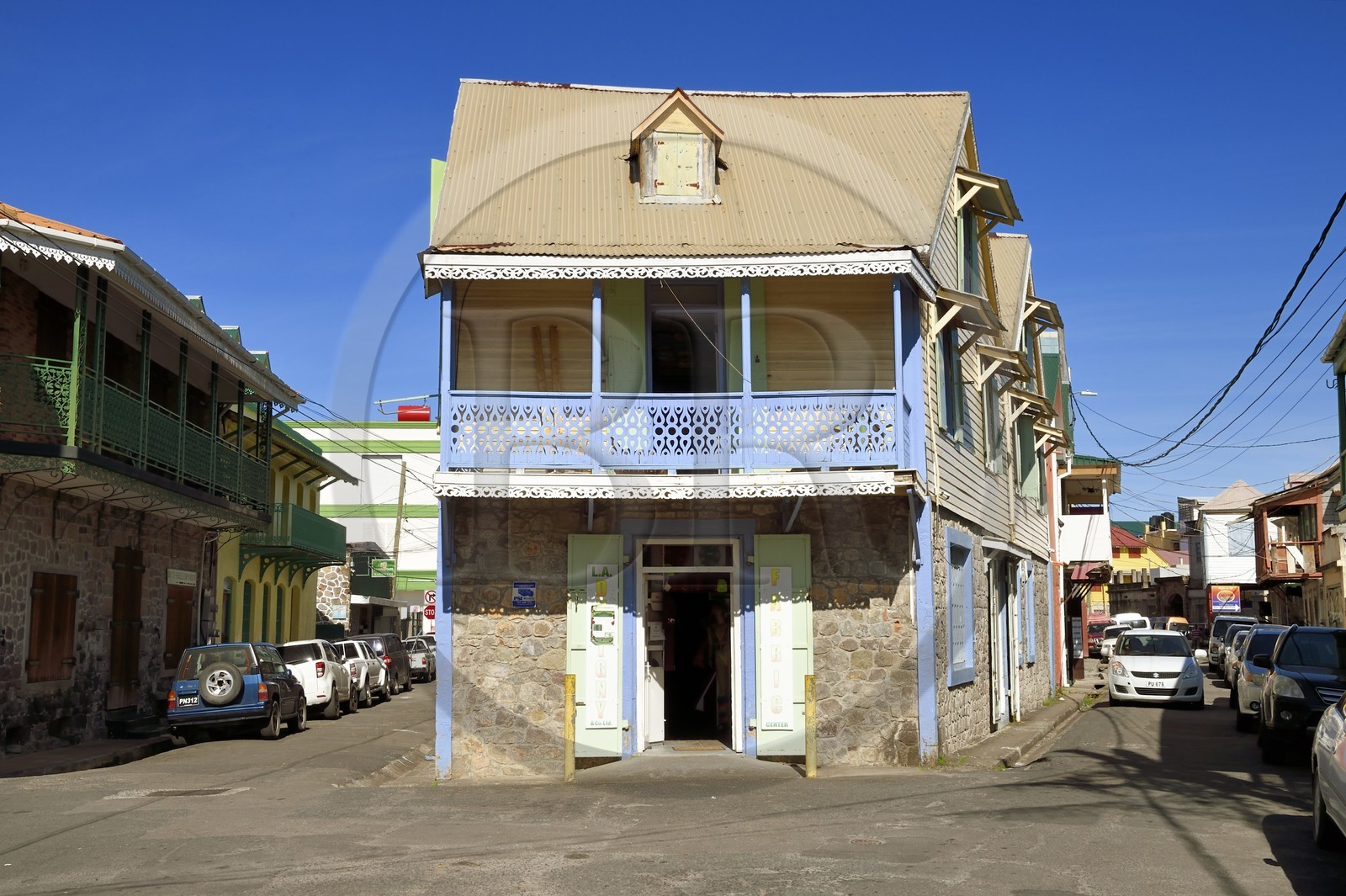Caraïbes, Ile de la Dominique, la capitale Roseau, le Quartier français, rues du quartier central derrière le port