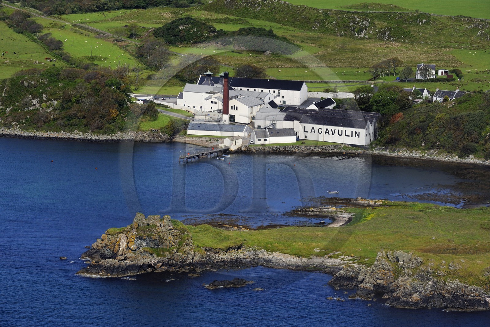 Royaume-Uni, Ecosse, Hébrides intérieures, Ile de Islay, Port Ellen, distillerie de whisky Lagavulin (vue aérienne)
