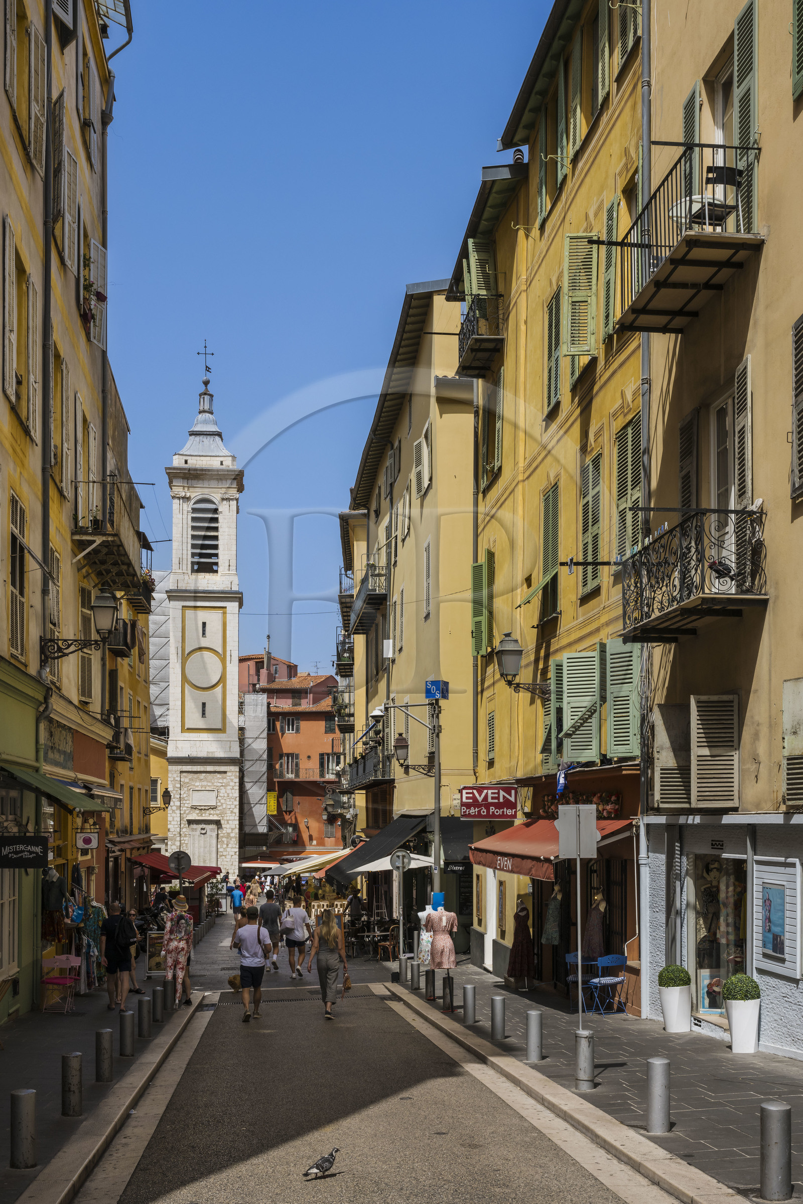 France, Alpes-Maritimes (06), Nice classée Patrimoine Mondial de l'UNESCO, le Vieux Nice, la rue Rossetti et le clocher de la Cathédrale Sainte Réparate en arrière plan
