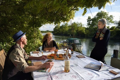 France, Charente-Maritime (17), Saintonge, Saint-Savinien, labellisé Villages de pierres et d'eau, chambres d’hotes Au Quai des Fleurs, Laurence et Steve nous accueillent dans leur jardin donnant sur la Charente