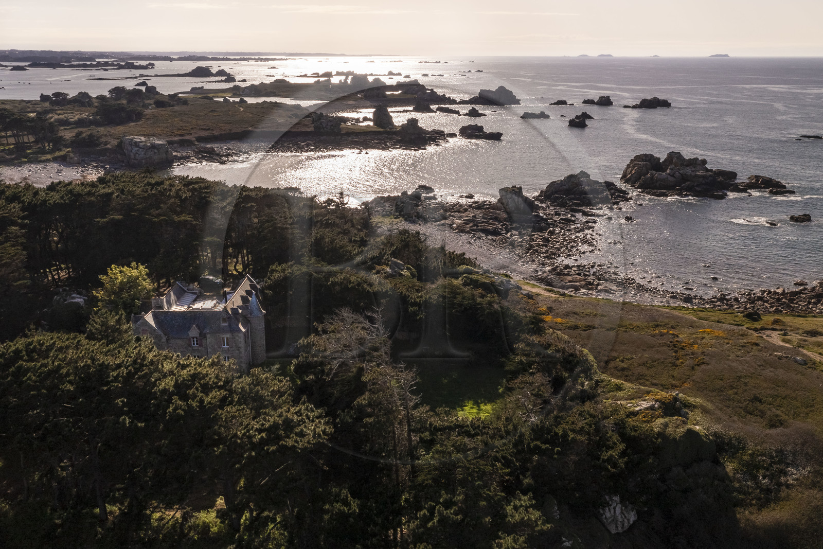 France, Côtes-d'Armor (22), Côte d'Ajoncs, Plougrescant, lieu dit La Pointe du Chateau sur le chemin de Grande Randonnée GR 34 et le gouffre de Plougrescant en arrière plan