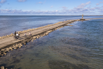 France, Vendée (85), île de Noirmoutier, Barbatre, cyclistes sur le passage du Gois à marée montante, chaussée submersible qui relie l'île au continent à marrée basse (vue aérienne)