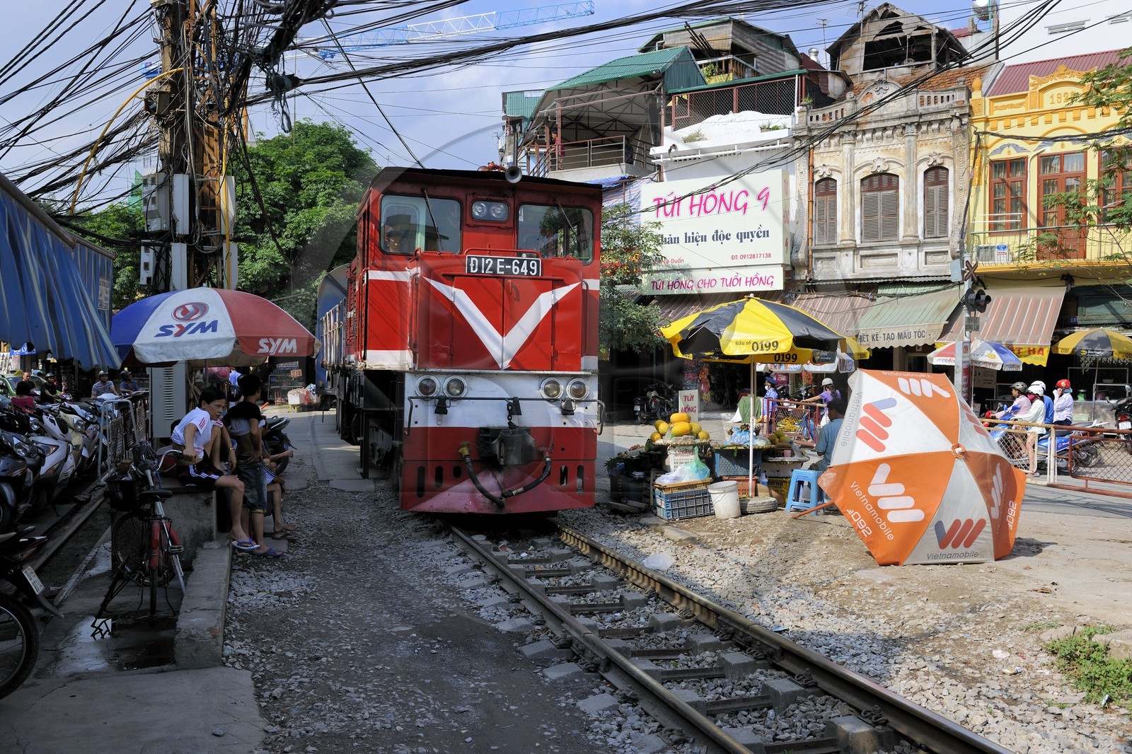 Vietnam, Hanoï, le train passe au coeur de la vieille ville au milieu des habitations et des étales