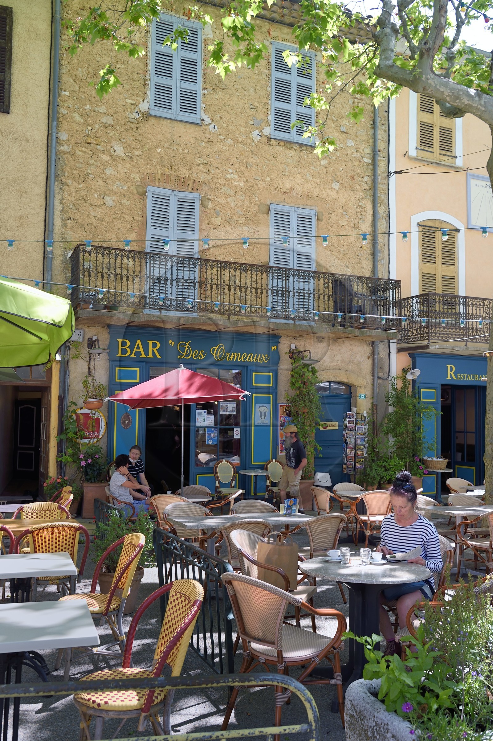 France, Var (83), La Dracénie, village de Tourtour, labellisé Les Plus Beaux Villages de France, bar avec terrasse de la place des Ormeaux