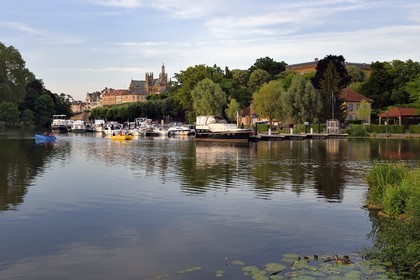 France, Moselle (57), Metz, le jardin des Régates, petit port de plaisance fluvial sur la Moselle et la cathédrale Saint-Etienne en arrière plan
