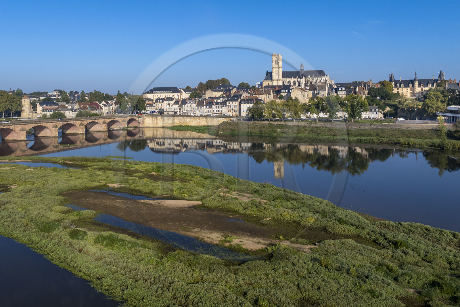 France, Nièvre (58), Nevers, les iles sur la Loire en amont du Pont de la Loire, le quai de Mantoue et la cathédrale Saint-Cyr-et-Sainte-Julitte en arrière plan (vue aérienne)