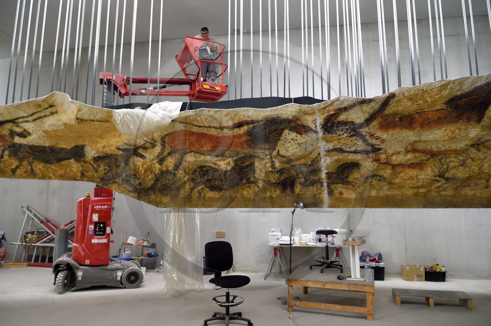 France, Dordogne (24), Montignac, chantier du futur Centre International de l'Art pariétal de Montignac-Lascaux (Lascaux 4), espace pédagogique reprenant des panneaux de la grotte réalisés par l’Atelier des Fac-Similés du Périgord (AFSP), ici les peintures de la salle des taureaux