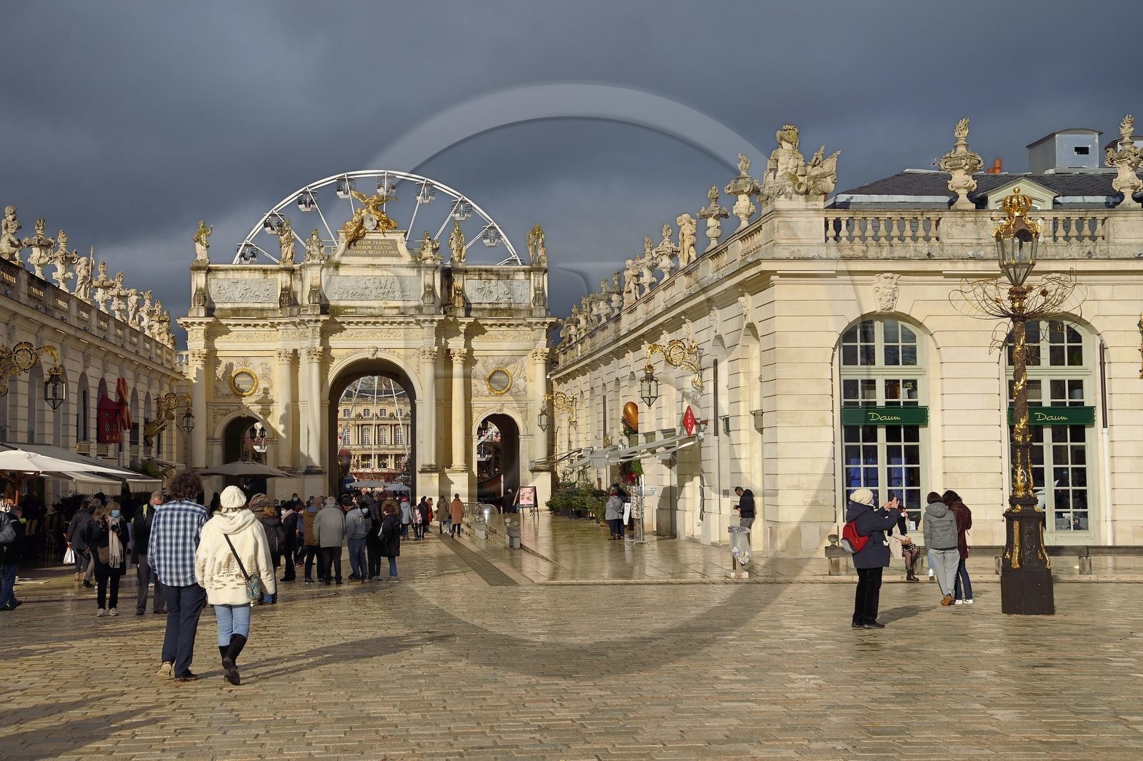 France, Meurthe-et-Moselle (54), Nancy, place Stanislas (ancienne Place Royale) lors de la fête de la Saint-Nicolas, classée Patrimoine Mondial de l'UNESCO, l'Arc de Triomphe (la Porte Héré) et la grande roue en arrière plan