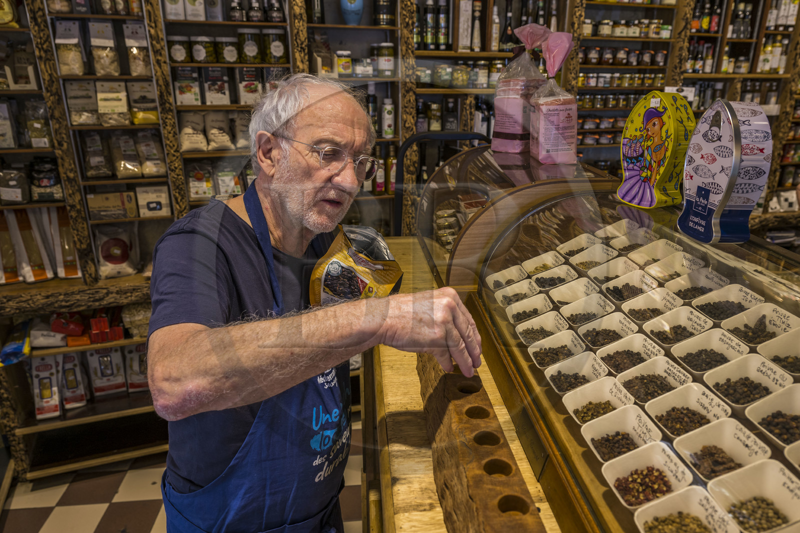 France, Hérault (34), Sète, Gérard Janicot dans son épicerie fine