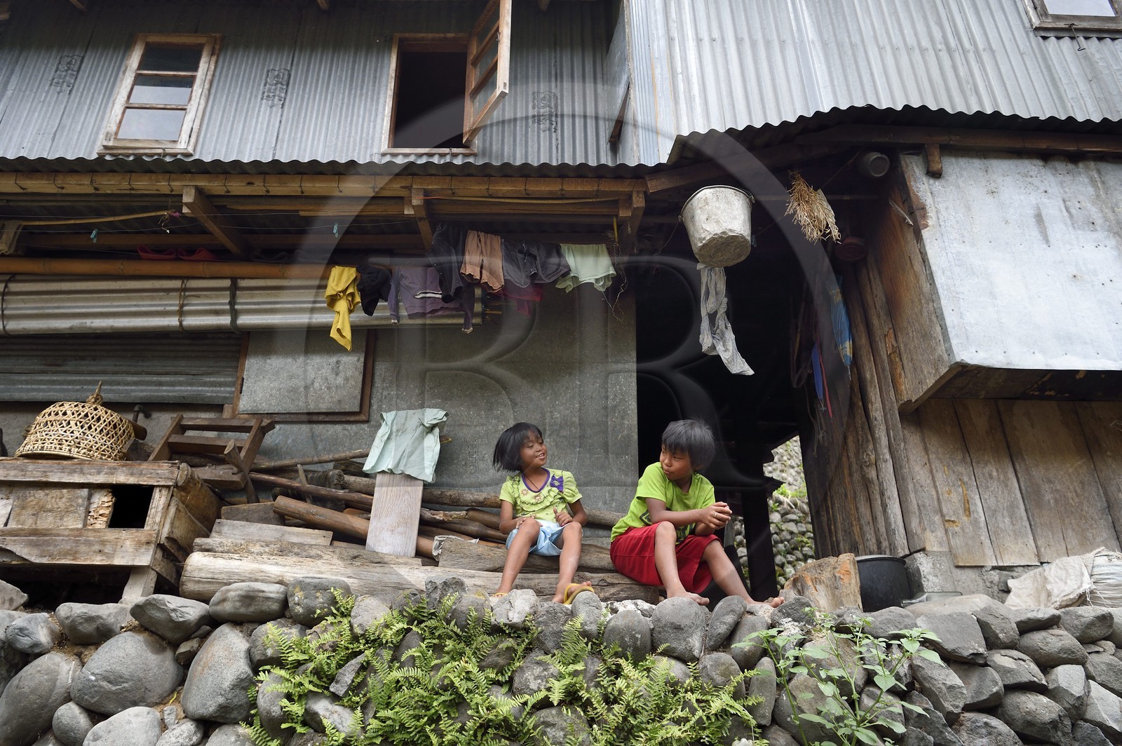 Philippines, province d'Ifugao, région de Banaue, village de Cambulo, enfants devant la maison familiale Philippines, province d'Ifugao, région de Banaue, village de Cambulo, enfants devant la maison familiale