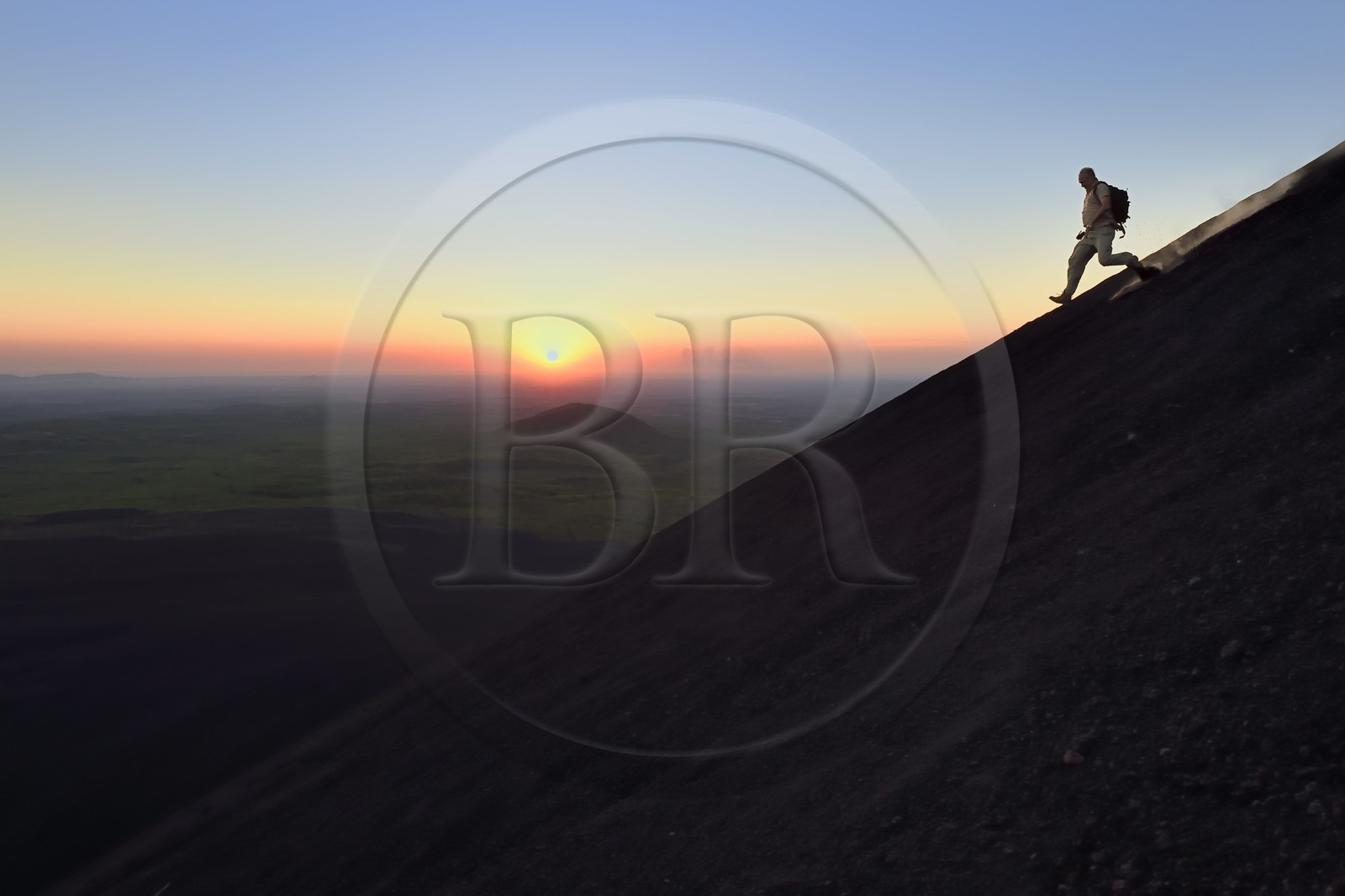 Nicaragua, région de Leon, Volcan Cerro Negro dans la cordillère des Maribios (ou Marrabios), homme courant dans les cendres de la pente du volcan