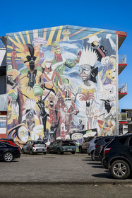 France, Guyane, Cayenne, avenue du Général de Gaulle, peinture murale représentant le carnaval du street art artiste Dom Cartooch