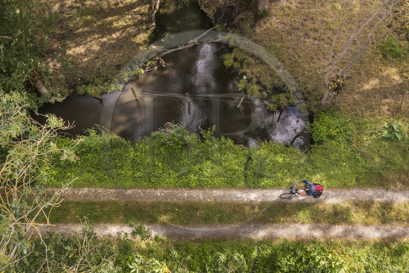 France, Deux-Sèvres (79), le Marais Poitevin, la Venise Verte, Le Vanneau-Irleau, randonnée à bicyclette le long des canaux(vue aérienne