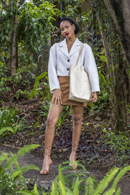 Rwanda, Kigali, Norrsken House Kigali, la mannequin Winnie Shema Tumusiime met en valeur la collection de sac de la marque Flove made in Rwanda