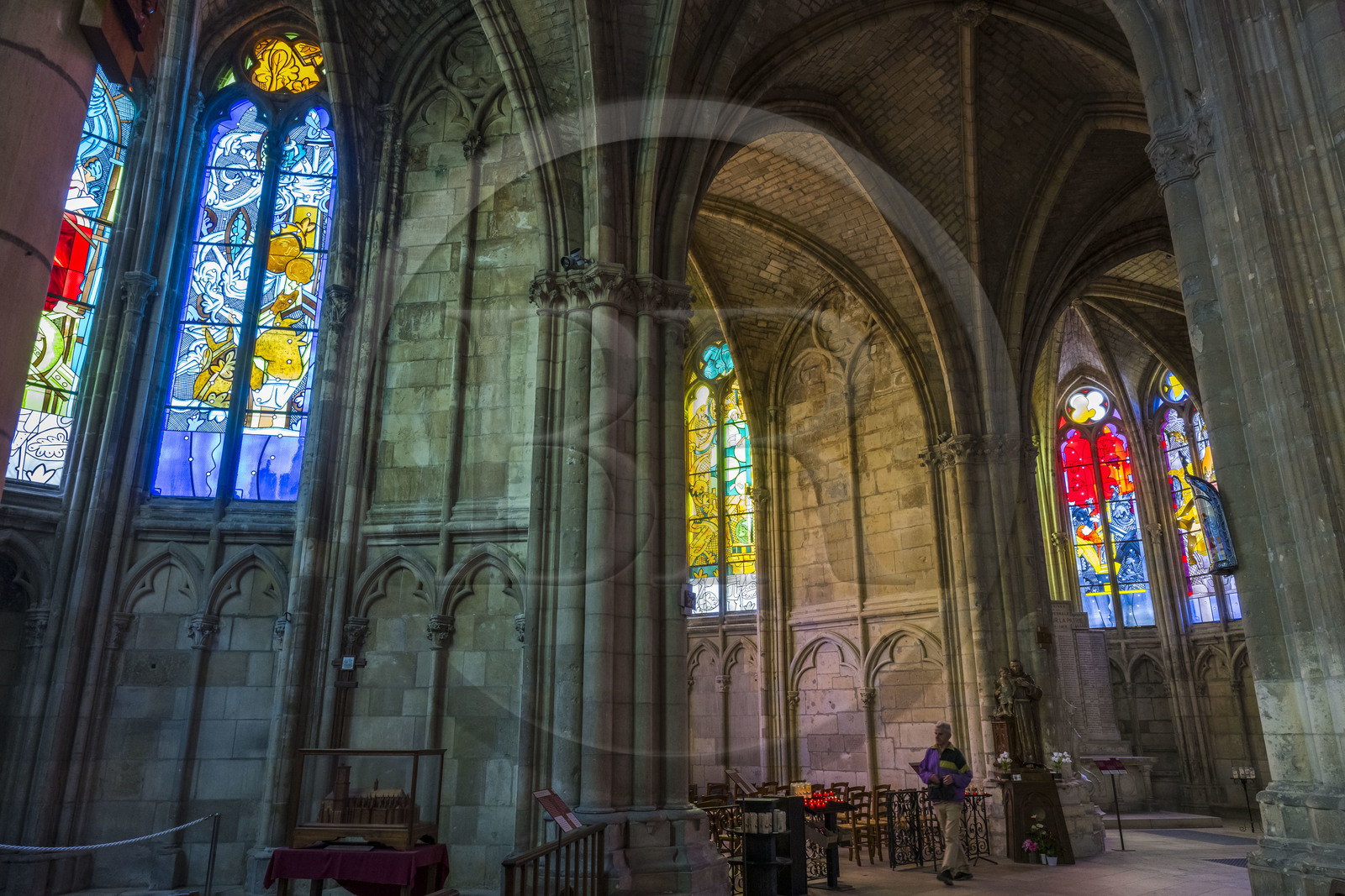 France, Nièvre (58), Nevers, cathédrale Saint-Cyr-et-Sainte-Julitte, vitraux contemporains des artistes Jean-Michel Alberola, Claude Viallat, Gottfried Honegger, Raoul Ubac et François Rouan dans une architecture gothique