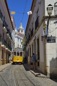 Portugal, Lisbonne, quartier de l'Alfama, tramway (electricos) le long de la Rua das Escolas Gerais avec la tour de l'église de Sao Vicente de Fora