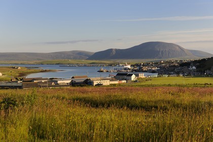 Royaume-Uni, Ecosse, Iles Orcades, Ile de Mainland, le port de Stromness devant Ward Hill sur Hoy qui est la plus haute colline dans les Orcades