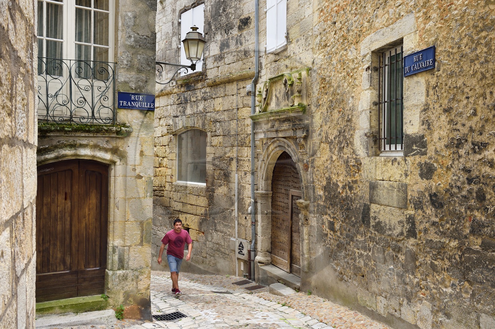 France, Dordogne (24), Périgord Blanc, Périgueux, vieille ville, porche dans la rue du Calvaire