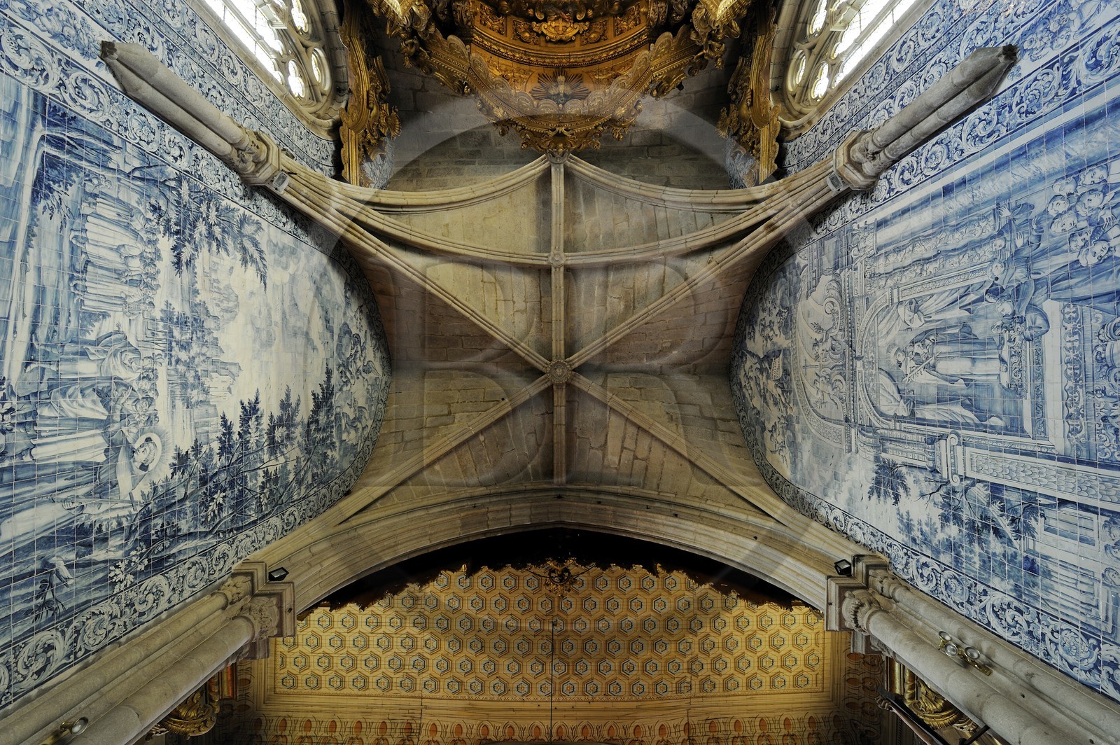 Portugal, région du Minho, Guimaraes, ville classée Patrimoine Mondial de l' UNESCO, Igreja de Sao Francisco ( Eglise Saint Francois d'Assise), azulejos historiés du début du XVIIIème siècle Portugal, région du Minho, Guimaraes, ville classée Patrimoine Mondial de l' UNESCO, Igreja de Sao Francisco ( Eglise Saint Francois d'Assise), azulejos historiés du début du XVIIIème siècle
