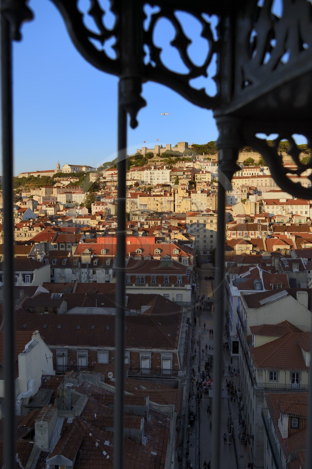 Portugal, Lisbonne, vue sur la ville depuis le elevador (ascenseur) de Santa Justa et le Castelo Sao Jorge (château Saint Georges) sur la colline de l'Alfama