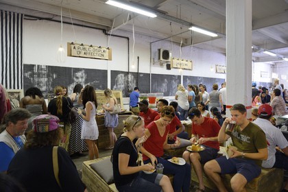 Afrique du Sud, province de Gauteng, Johannesburg, quartier de Maboneng, Arts on Main, lieu culturel dans un ancien entrepôt rénové qui a été construit à l'origine en 1911, mélangeant galeries d'art, librairies, restaurants et boutiques à la mode