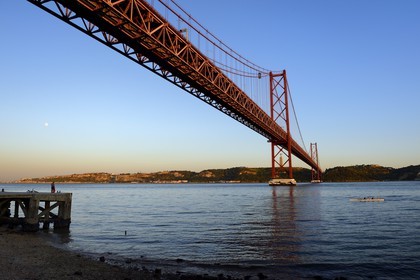 Portugal, Lisbonne, le pont du 25 de Abril sur le Tage