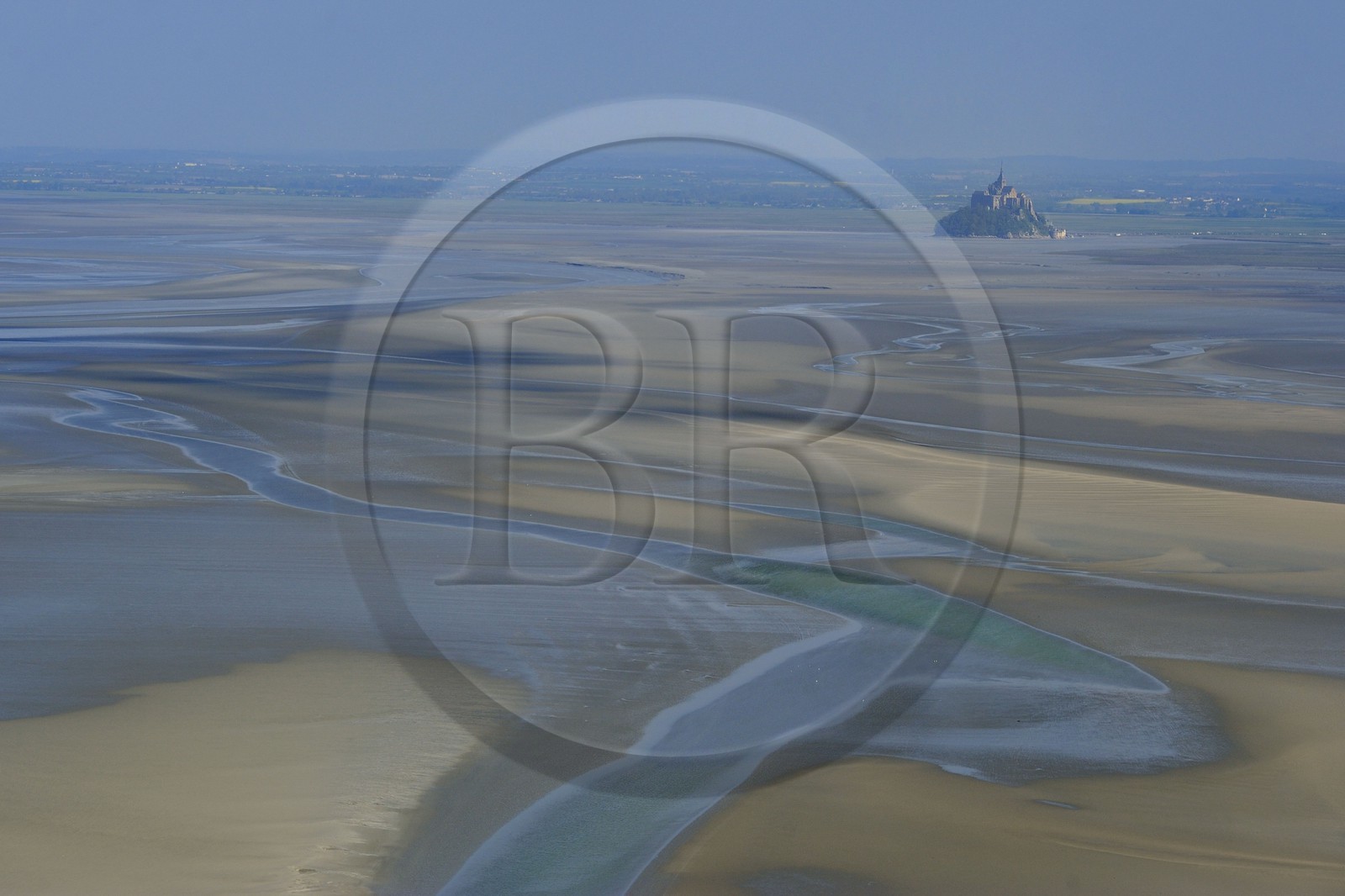 France, Manche (50), le Mont-Saint-Michel, classé Patrimoine Mondial de l'UNESCO et la baie à marée basse (vue aérienne)