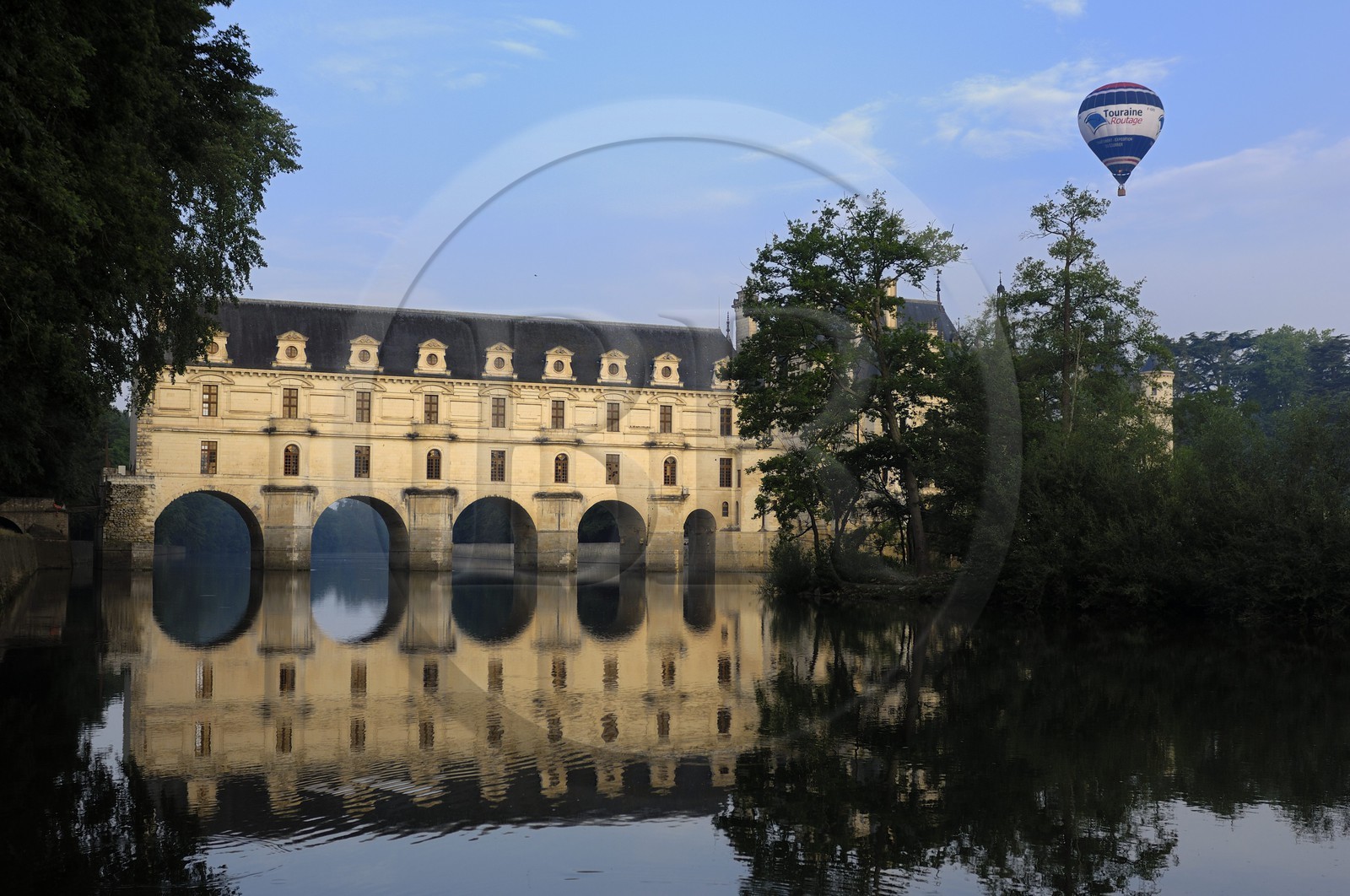 France, Indre-et-Loire (37), château de Chenonceau de style Renaissance qui enjambe le Cher, édifié de 1513 à 1521, survol en montgolfière France, Indre-et-Loire (37), château de Chenonceau de style Renaissance qui enjambe le Cher, édifié de 1513 à 1521, survol en montgolfière