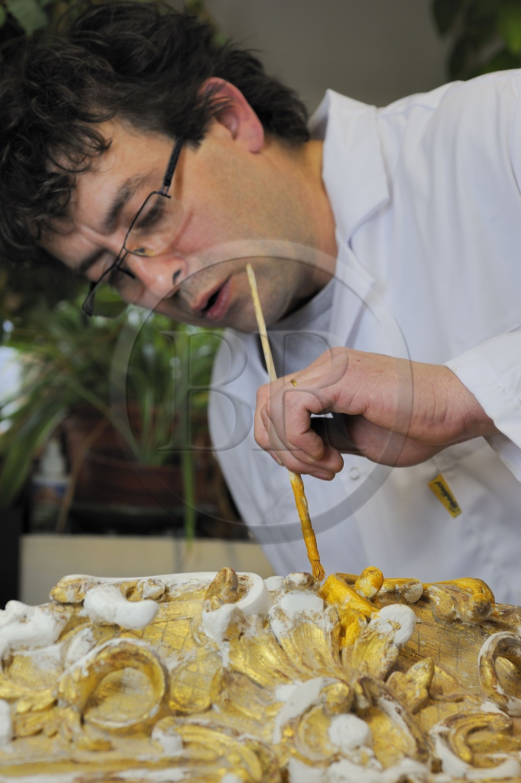 France, Yvelines (78), château de Versailles, ateliers de restauration du château, atelier de dorures, Laurent Hissier travaillant sur un cadre de tableau France, Yvelines (78), château de Versailles, ateliers de restauration du château, atelier de dorures, Laurent Hissier travaillant sur un cadre de tableau