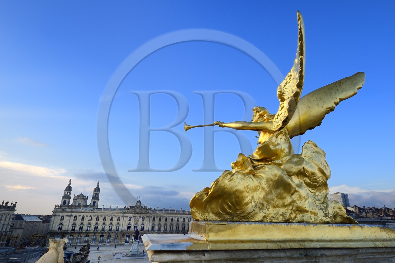 France, Meurthe-et-Moselle (54), Nancy, place Stanislas (ancienne Place Royale) construite par Stanislas Leszczynski, roi de Pologne et dernier duc de Lorraine au XVIIIe siècle, classée Patrimoine Mondial de l'UNESCO, statue de l'Arc de Triomphe (la Porte Héré), l'Hotel de ville et la cathédrale en arrière plan France, Meurthe-et-Moselle (54), Nancy, place Stanislas (ancienne Place Royale) construite par Stanislas Leszczynski, roi de Pologne et dernier duc de Lorraine au XVIIIe siècle, classée Patrimoine Mondial de l'UNESCO, statue de l'Arc de Triomphe (la Porte Héré), l'Hotel de ville et la cathédrale en arrière plan