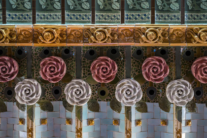 Espagne, Catalogne, Barcelone, Palau de la Musica Catalana (palais de la musique catalane), salle de concert dessinée par l'architecte du modernisme catalan Lluis Domènech i Montaner, site classé au Patrimoine Mondial de l'UNESCO, plafonds décorés avec des roses rouges et blanches en céramique