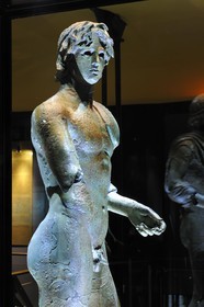 France, Hérault (34), le Cap d’Agde, le musée de l’Éphèbe est consacré à l’archéologie sous-marine et subaquatique, l' Éphèbe d'Agde, un prestigieux bronze grec découvert dans le lit de l'Hérault en 1964, daté du IVe siècle avant notre ère