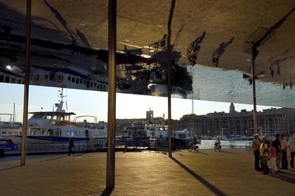 France, Bouches-du-Rhône (13), Marseille, Le Vieux Port, quai de La Fraternité, l'ombrière (pergola avec un plafond miroir) par l'architecte Norman Foster