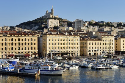 France, Bouches-du-Rhône (13), Marseille, Le Vieux Port, quai de Rive Neuve, la basilique Notre Dame de la Garde en arrière plan
