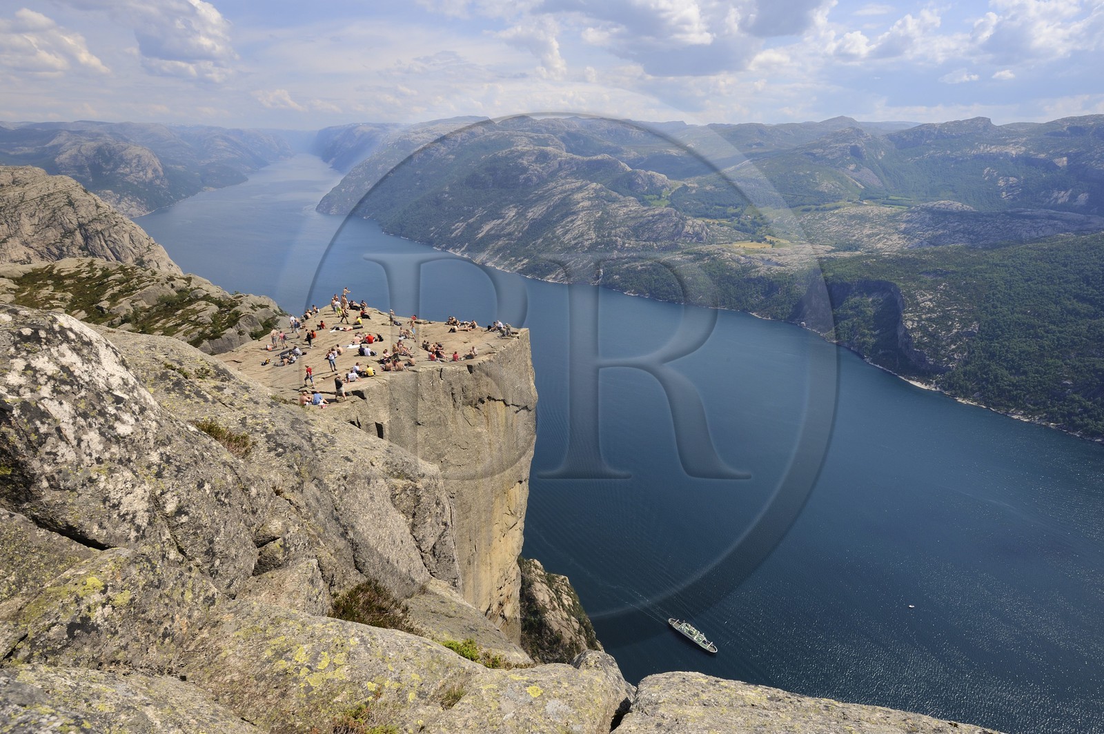 Norvège, Rogaland, le Rocher de La Chaire (Preikestolen) surplombant de 600m le Lysefjord, fjord de Lysebotn