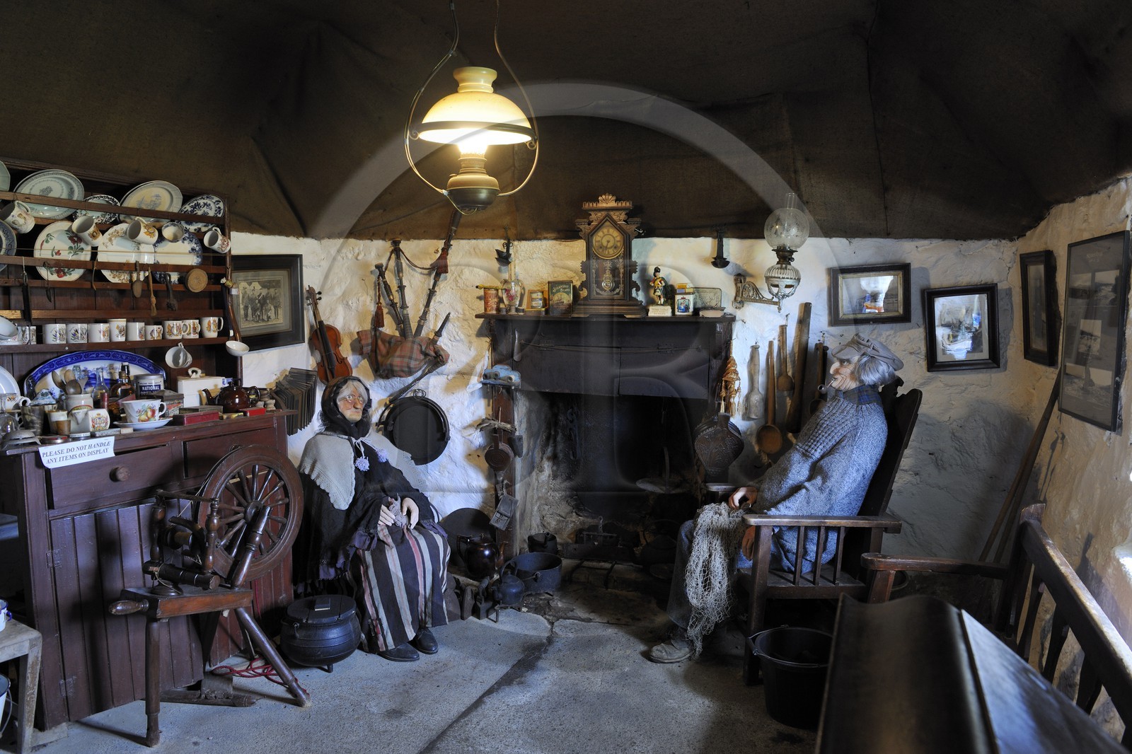 Royaume-Uni, Ecosse, région des Highlands, les Hébrides, île de Skye, pointe de Trotternish, l'écomuséee Skye museum of Island Life, intérieur d'une maison