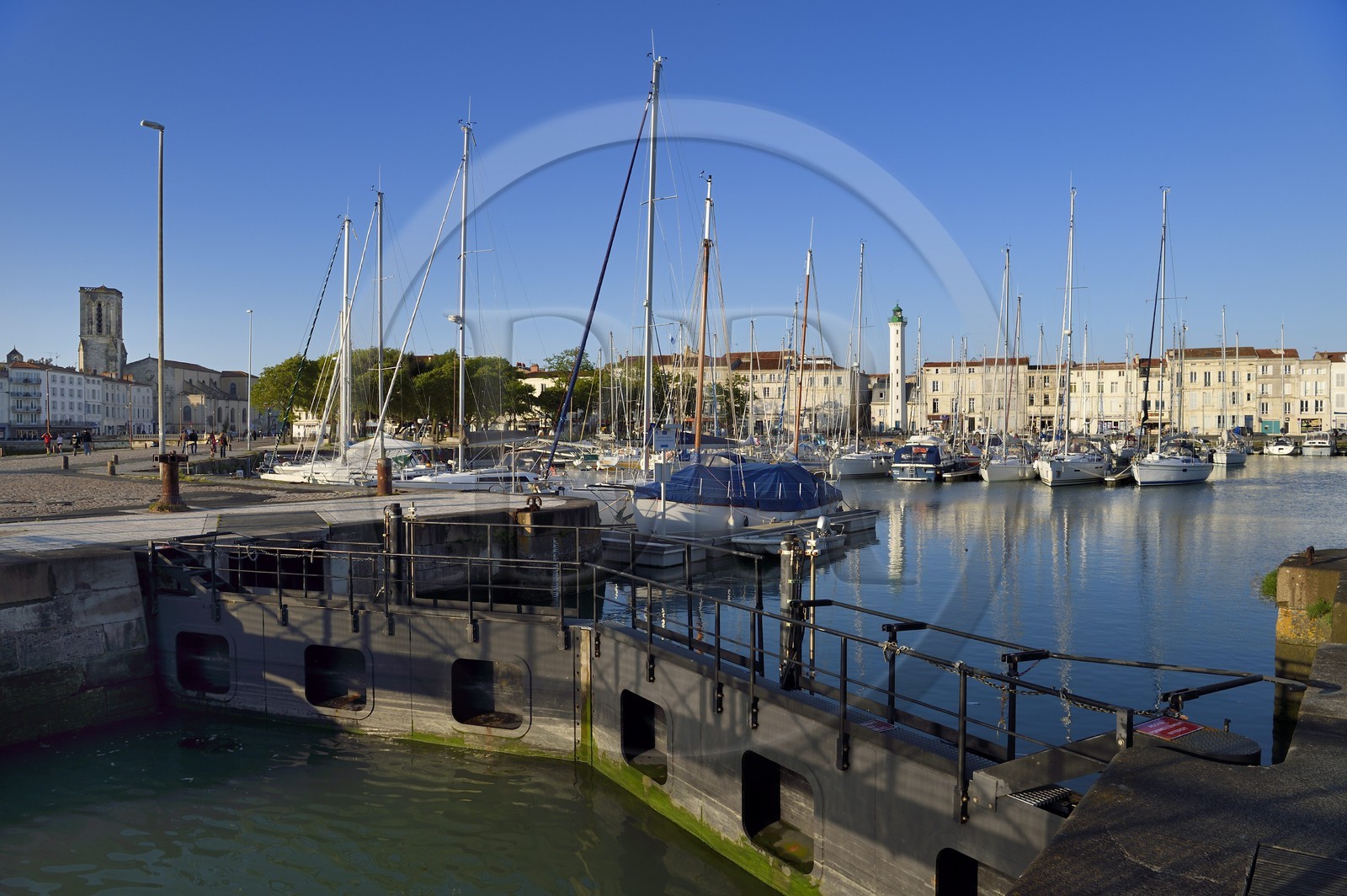 France, Charente-Maritime (17), La Rochelle, le bassin à flot du Vieux-Port et son phare