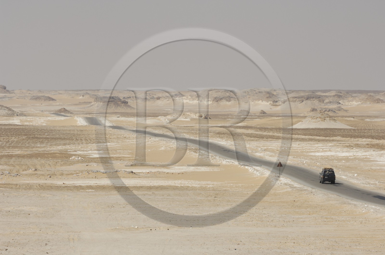 Egypte, Basse-Egypte, désert libyque, route traversant le Desert Blanc